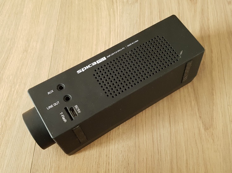 뒷면에는 AUX단자, LINE OUT단자, T-Flash슬롯, 충전단자가 있음 뒷면에는 AUX단자, LINE OUT단자, T-Flash슬롯, 충전단자가 있음
