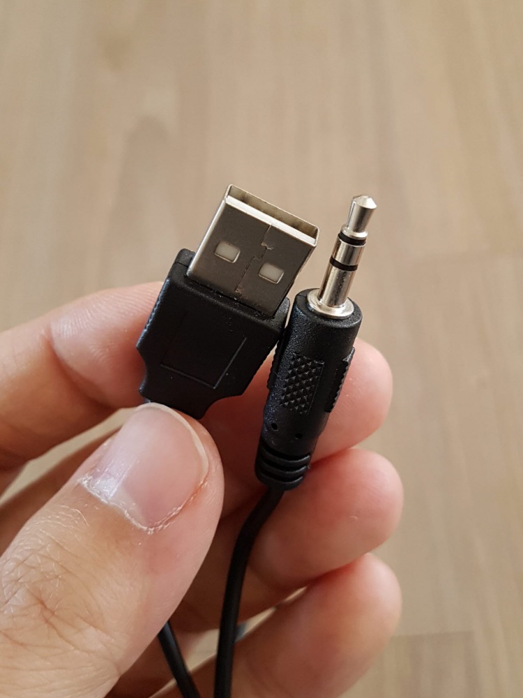 다른 한 쪽은 USB충전기에 꽂아서 충전하거나 오디오잭에 연결하여 유선스피커로 이용 가능